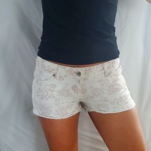 Beautiful and feminine rose pattern frayed shorts